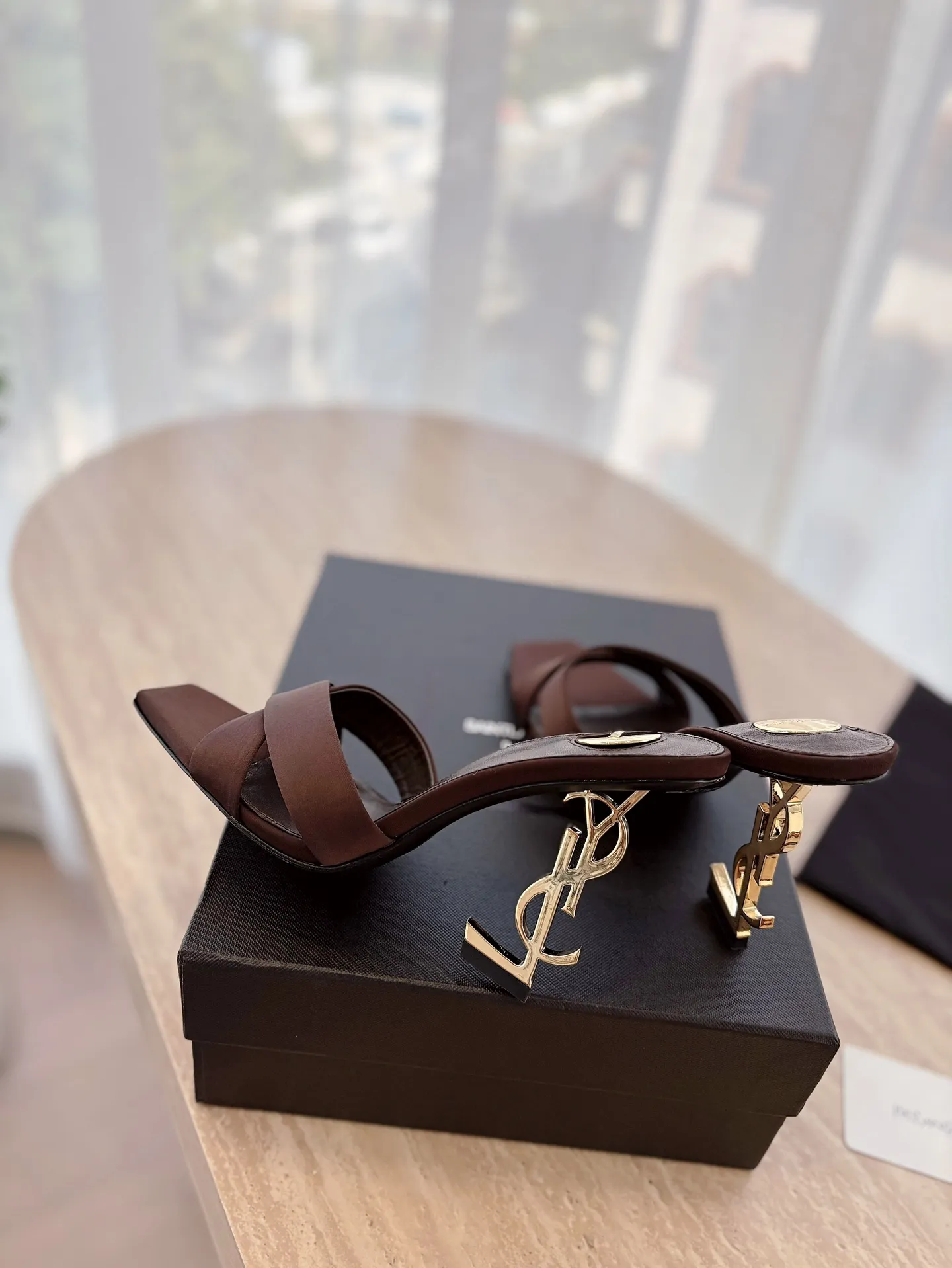 👟👟Ex-factory price 560👟👟 "SAINT LAURENT*" Yves Saint Laurent 25ss/hot YSL high heels and slippers in summer New shoe type·Only YSL understands women's hearts best and does not accept refutation Super invincible feminine artifact, a must-have for women (✅Z products are customized from the whole body, perfect consistency) New last type. Compare the differences between pictures and goods on the market ✔Upper: Customized imported silk ✔Inner lining: imported sheepskin ✔Sole: imported genuine leather outsole ✔Heel height: 10.5cm ✔Number of yards: 35-39 (No refund for 40 pieces of custom-made stock) (Full package)